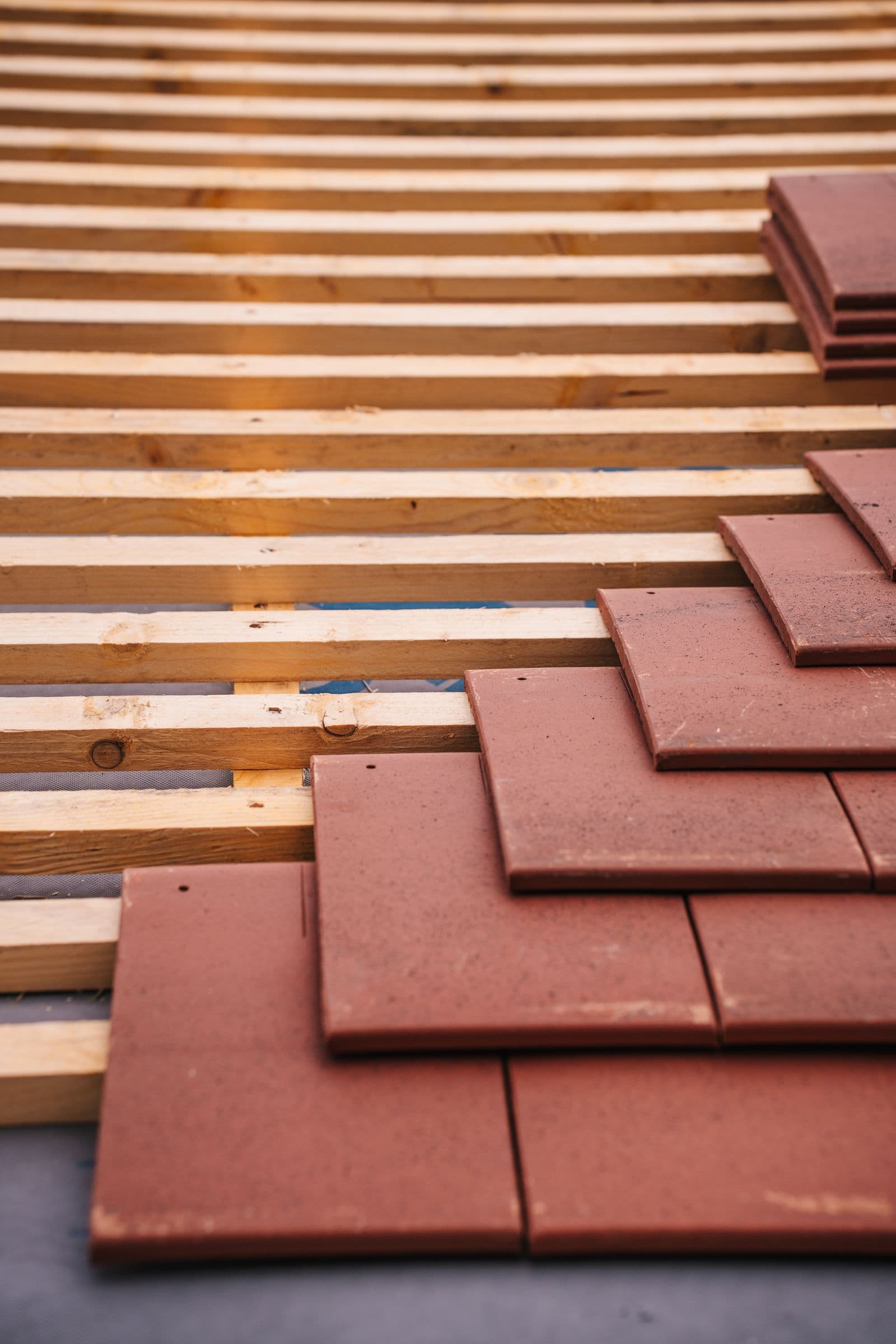 Neueindeckung im Detail: Tondachziegel auf frischer Dachlattung