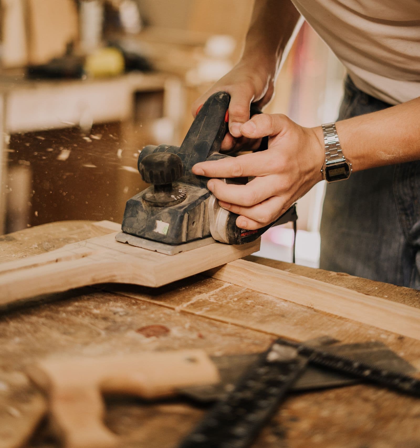 Tischlerarbeit: Hobeln einer Werkstückkante in der Werkstatt
